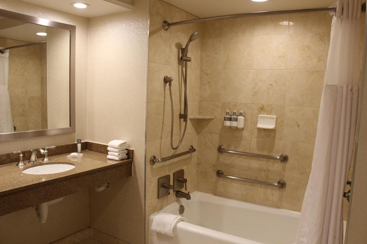 Queen Room Two Queen Beds Tub Mobility Accessible,1596017318:JPEG